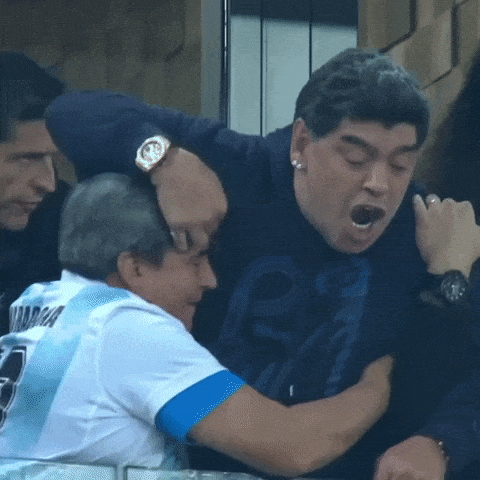 Maradona representando a alma do torcedor argentino kkkk
