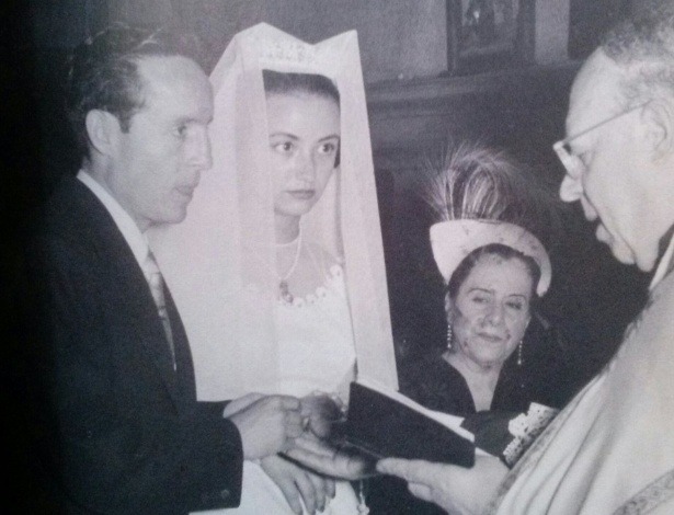 Casamento de Roberto Gómez Bolaños e Graciela Fernández diante do padre, em foto preto e branco